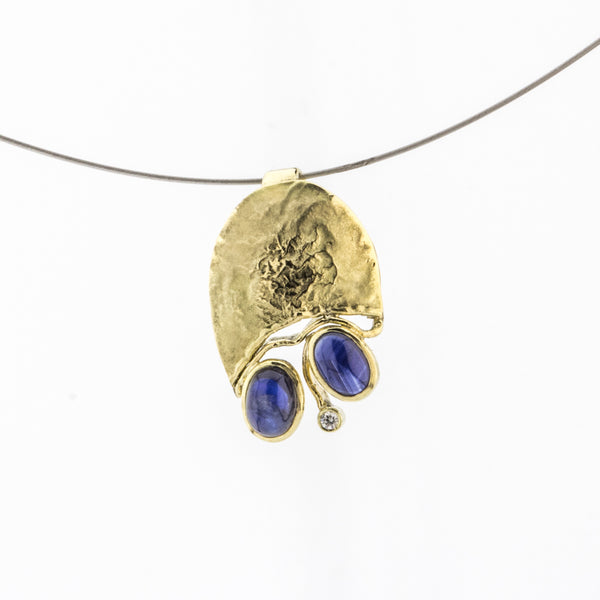 Anhänger aus Gelbgold mit Safiren und Brillant