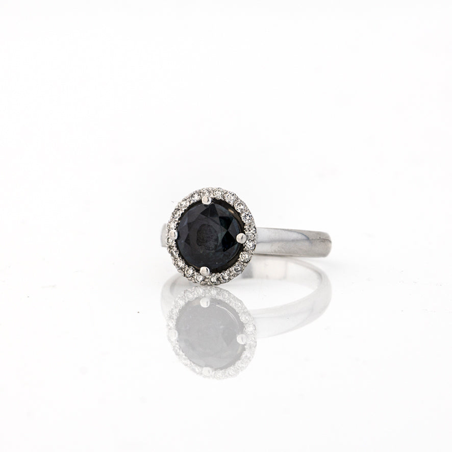Weißgoldring mit Brillanten & Safir