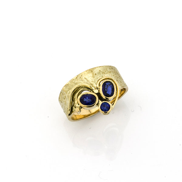 Ring aus Gelbgold mit Safiren