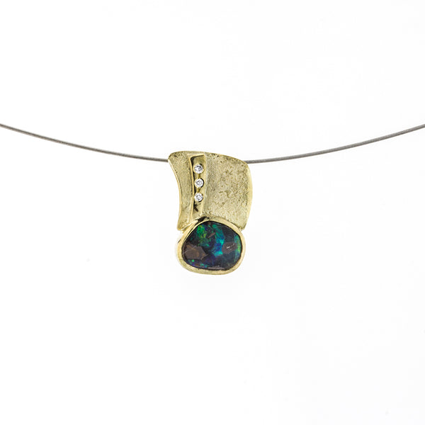 Gelbgoldanhänger mit Opal und Brillanten
