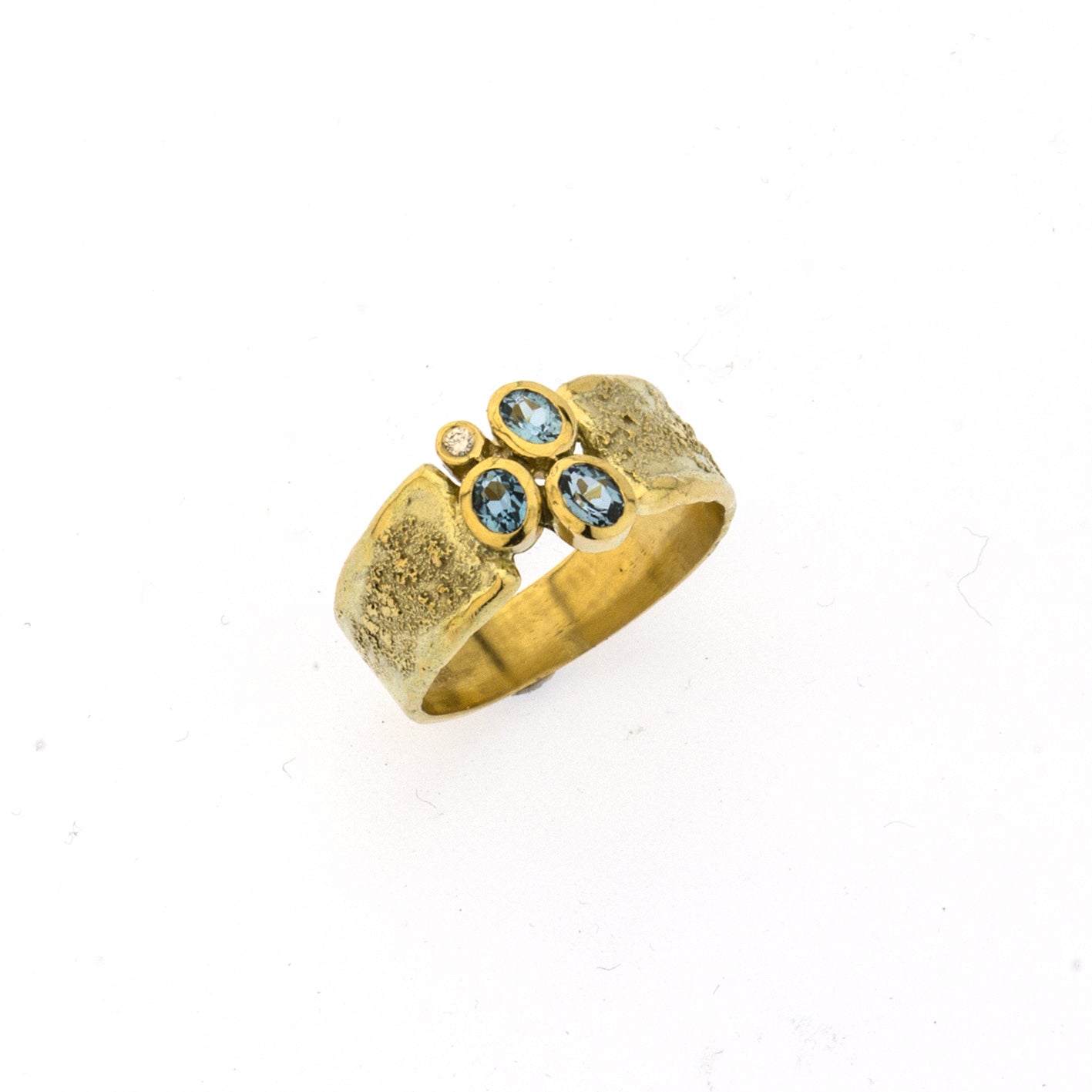 Ring aus Gelbgold mit Brillant & Topase