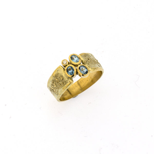 Ring aus Gelbgold mit Brillant & Topase