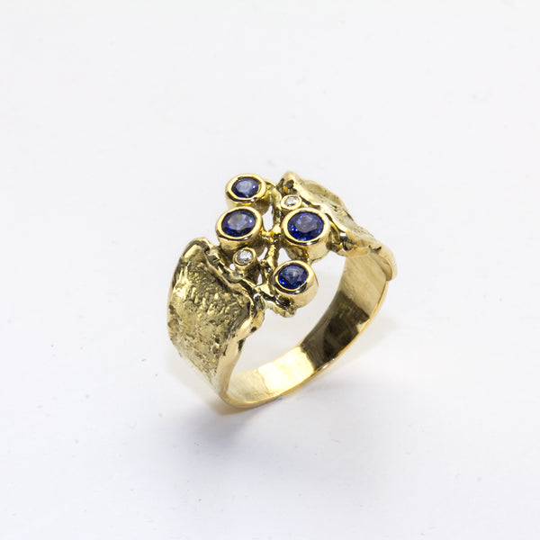 Gelbgoldring mit Safiren und Brillanten
