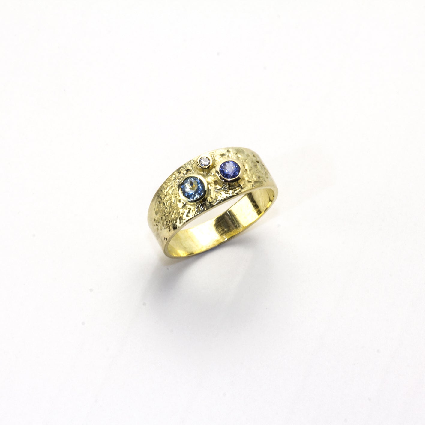 Gelbgoldring mit Aquamarin, Safir &Brillant