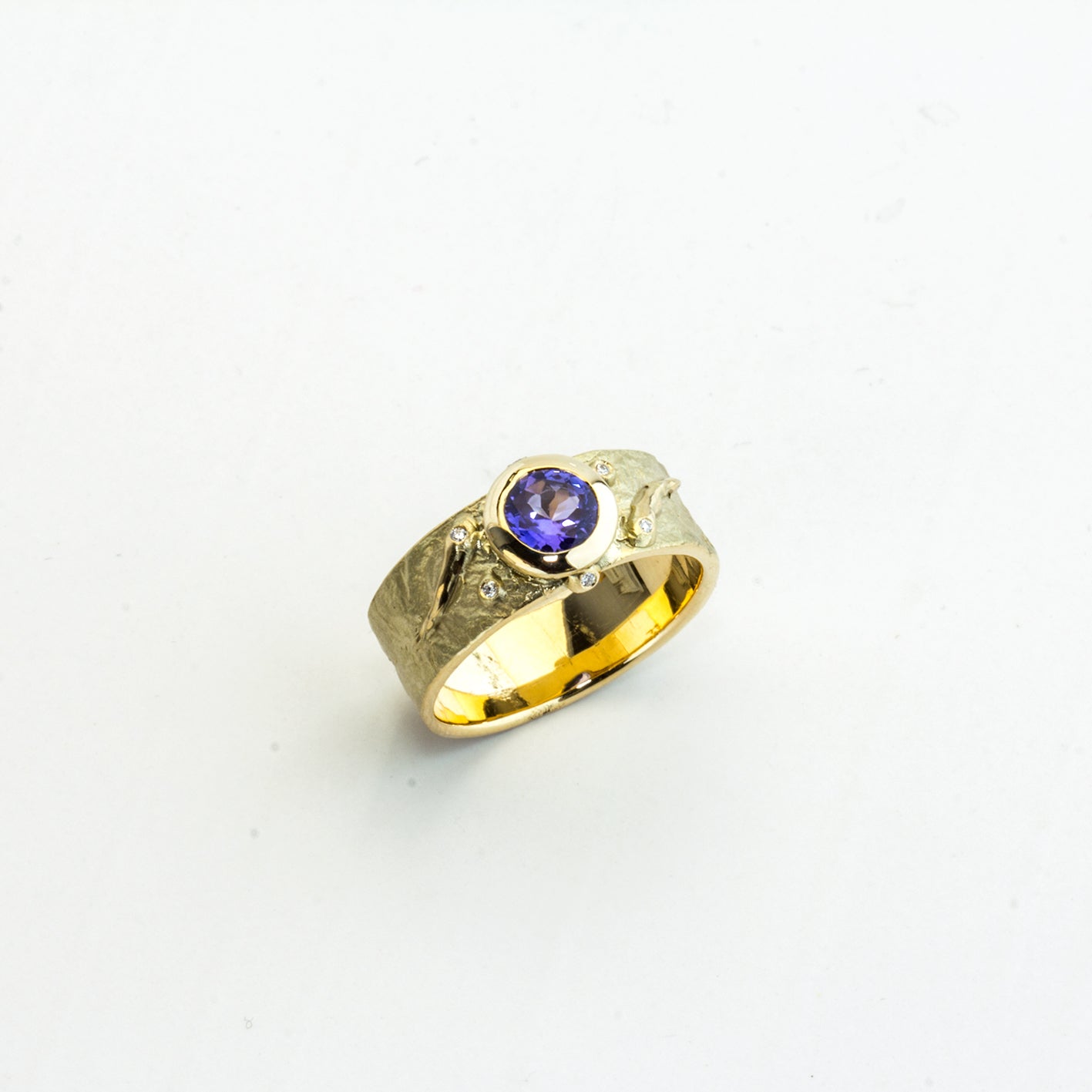 Ring aus Gelbgold mit Brillanten und Tansanit