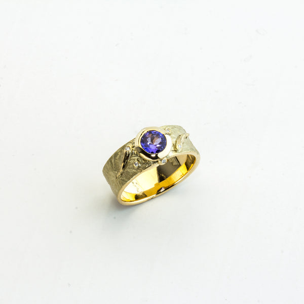 Ring aus Gelbgold mit Brillanten und Tansanit