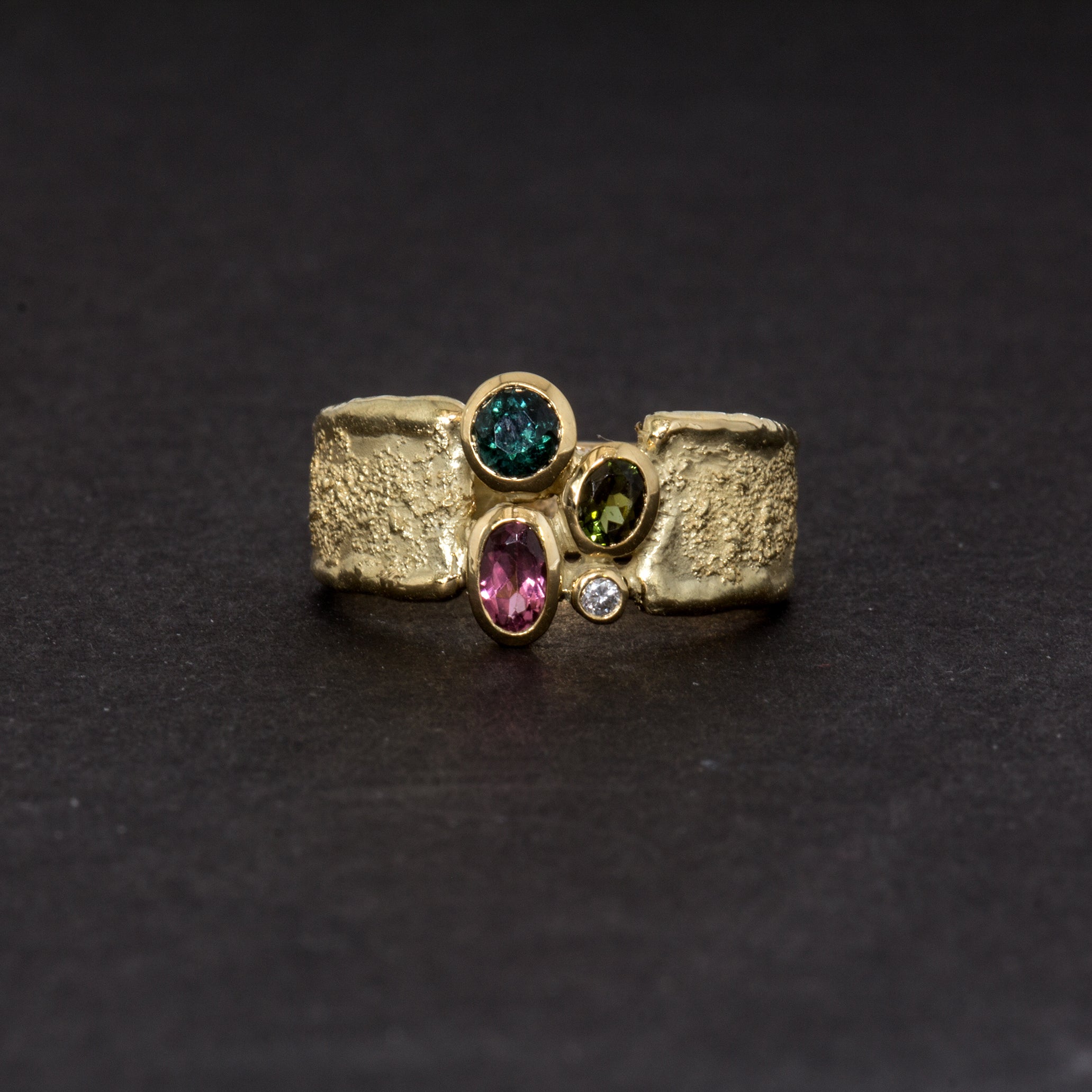 Gelbgoldring mit Turmalinen und Brillanten