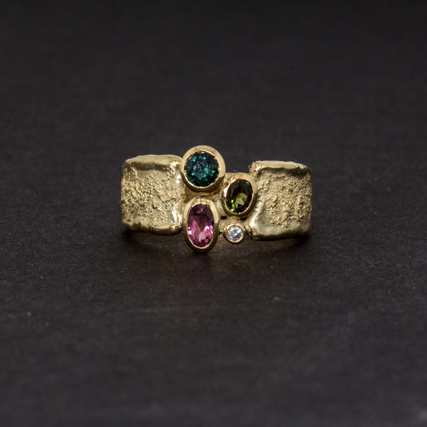 Gelbgoldring mit Turmalinen und Brillanten