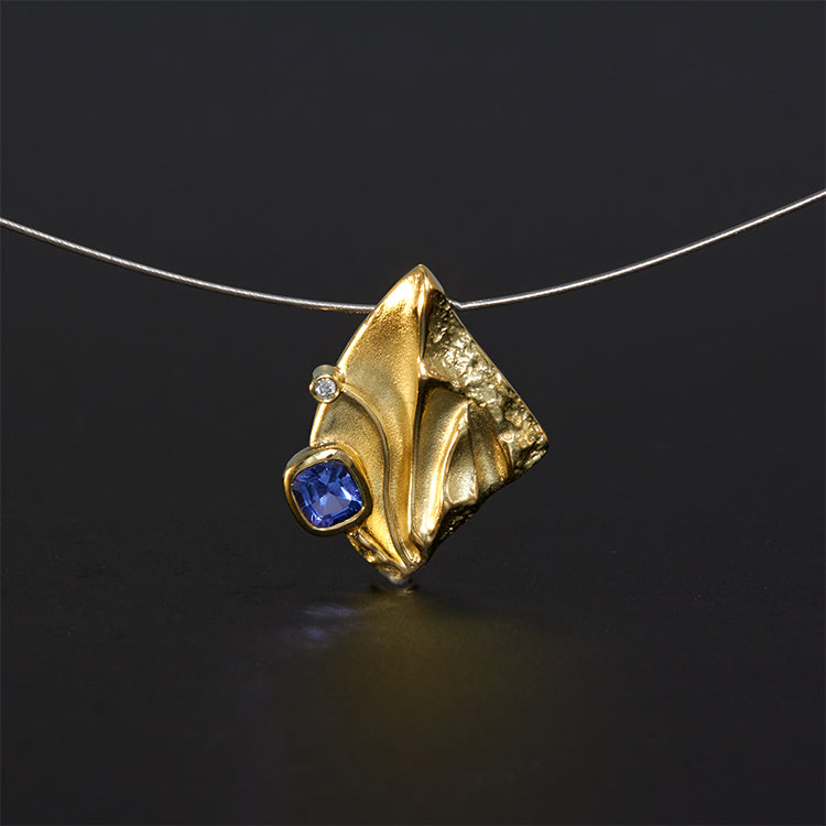 Anhänger aus Gelbgold mit Tanzanit und Brillant