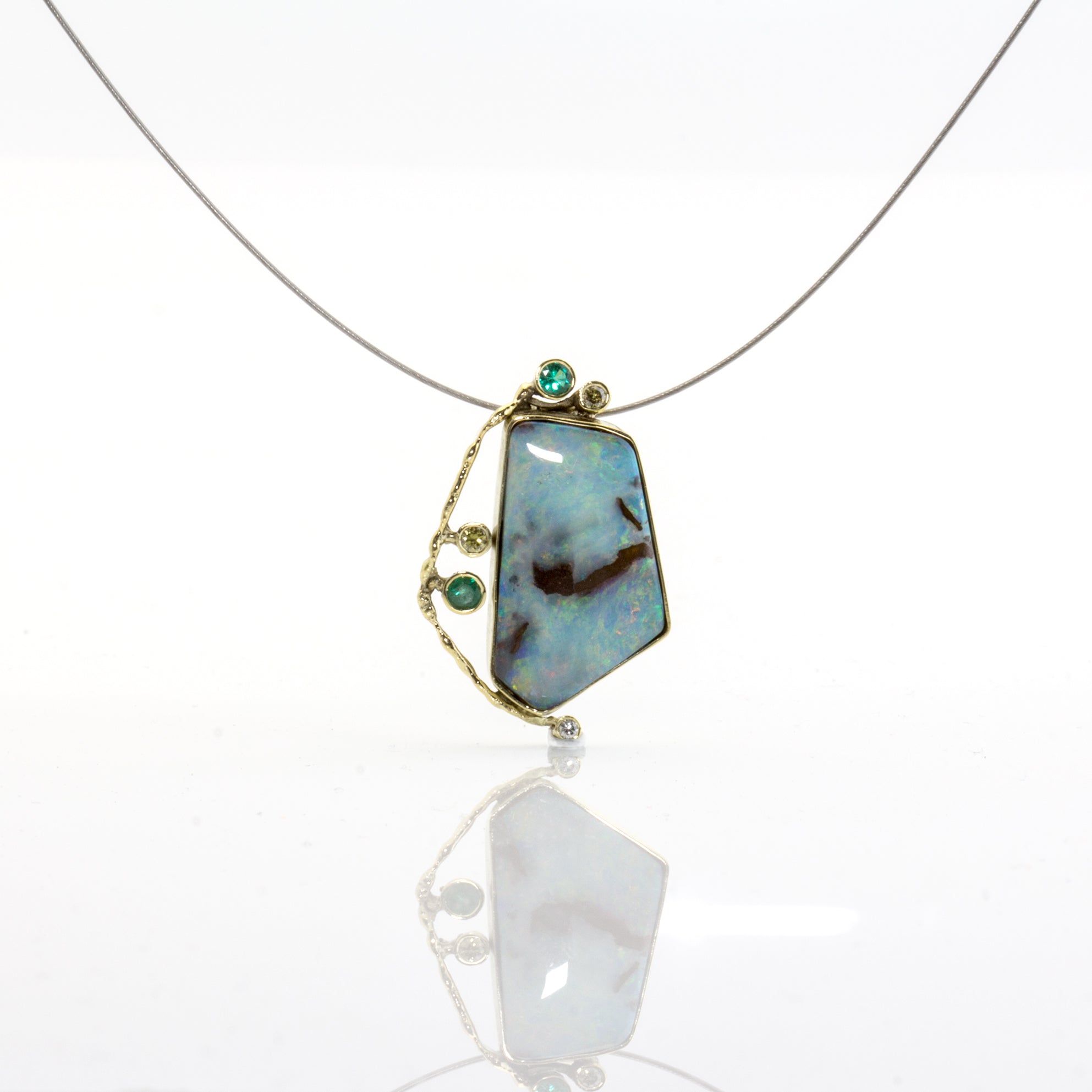 Opalanhänger aus Gelbgold mit Smaragd und Brillant
