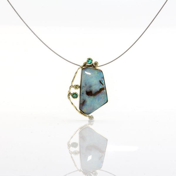 Opalanhänger aus Gelbgold mit Smaragd und Brillant