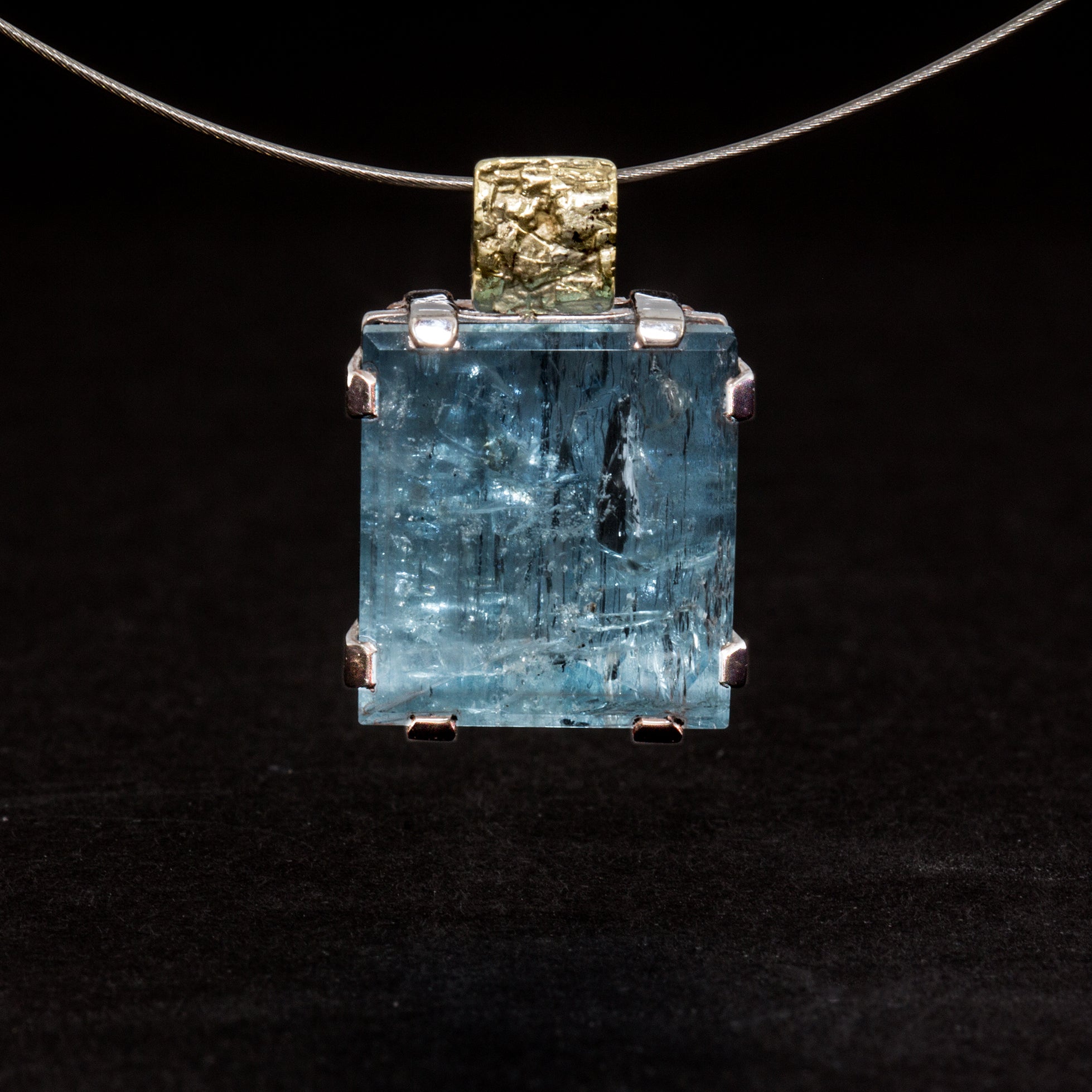 Anhänger aus Weiß- und Gelbgold mit Aquamarin