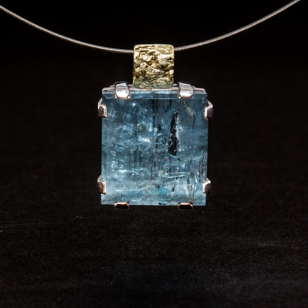 Anhänger aus Weiß- und Gelbgold mit Aquamarin