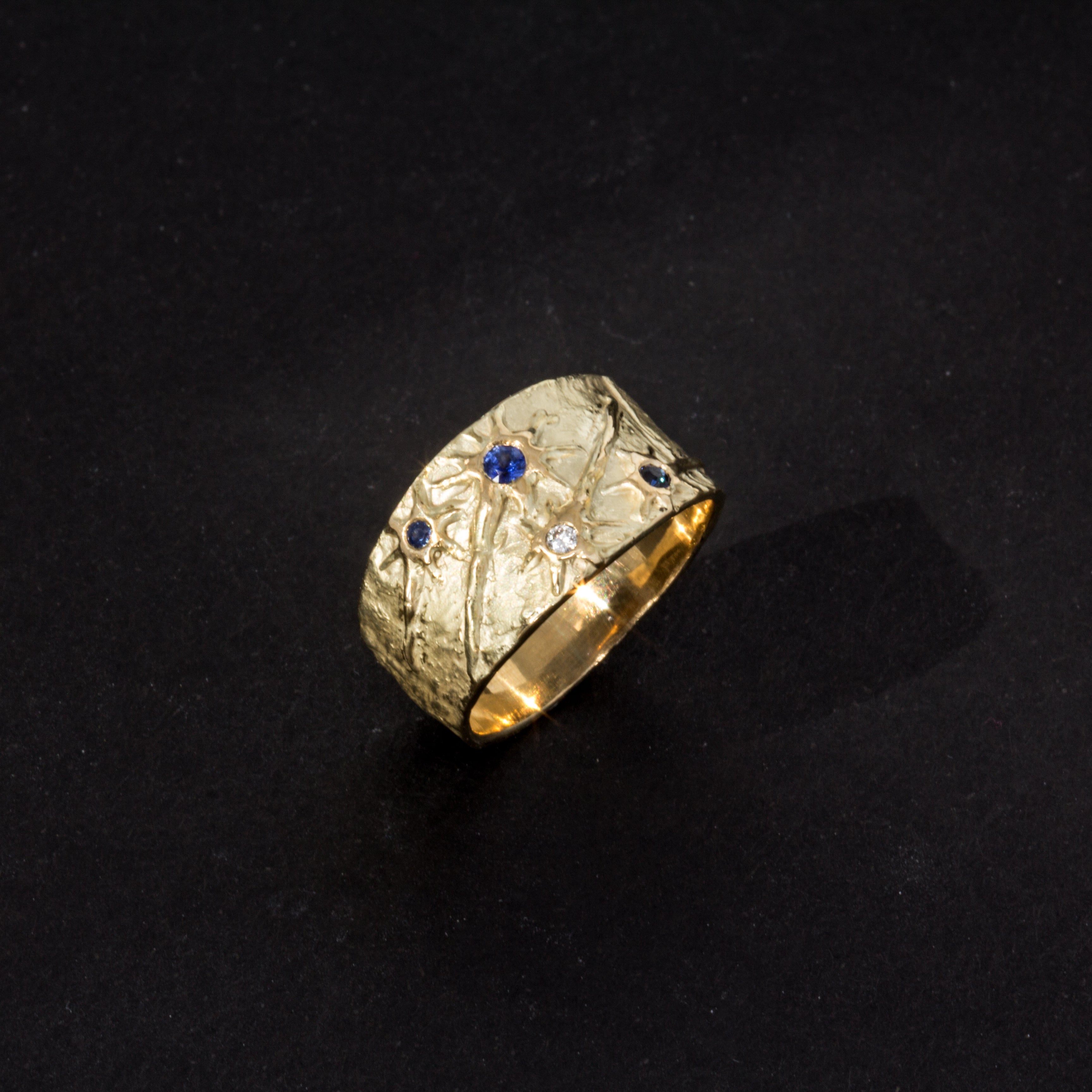 Ring 'Vulkan' aus Gelbgold mit Safiren und Brillant