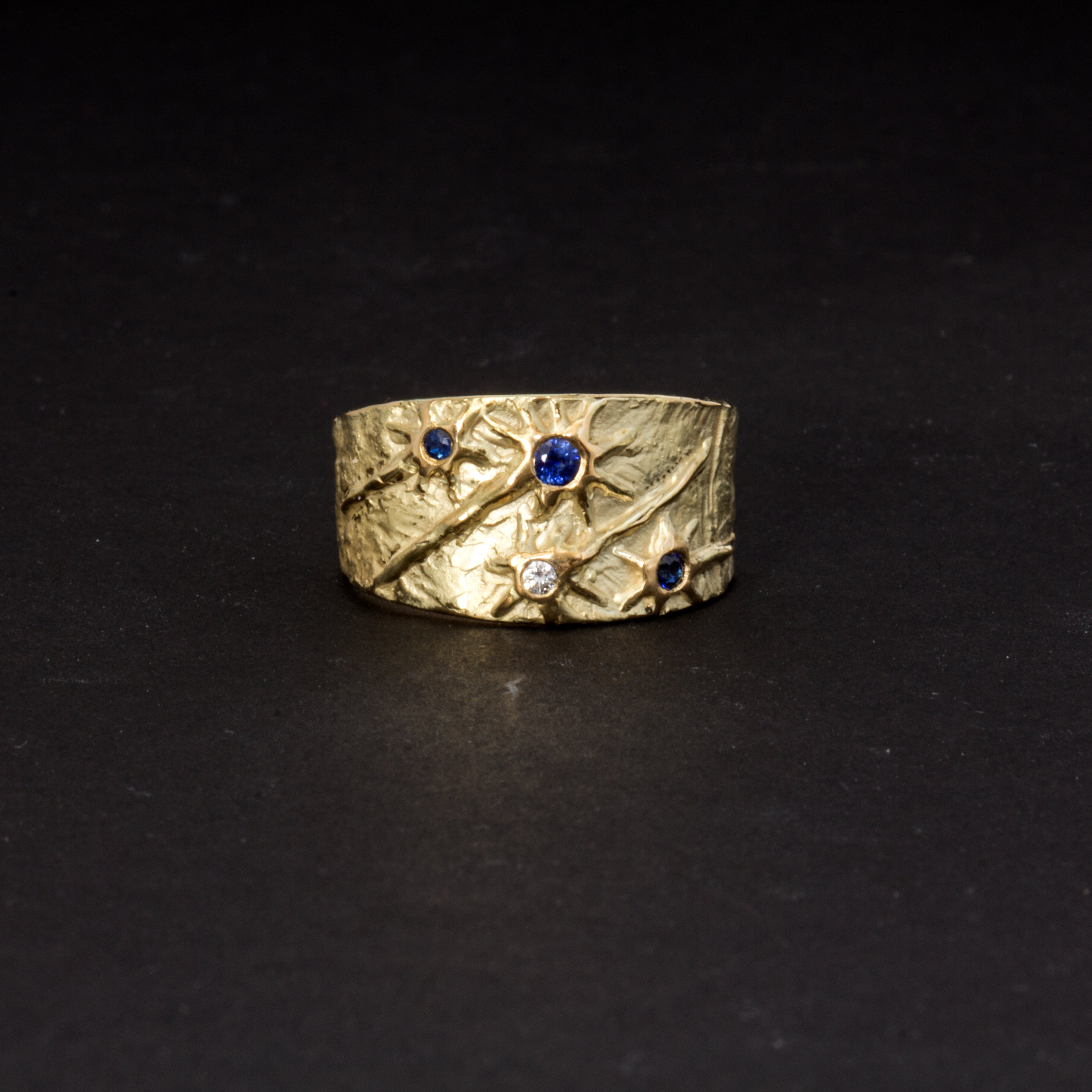 Ring 'Vulkan' aus Gelbgold mit Safiren und Brillant