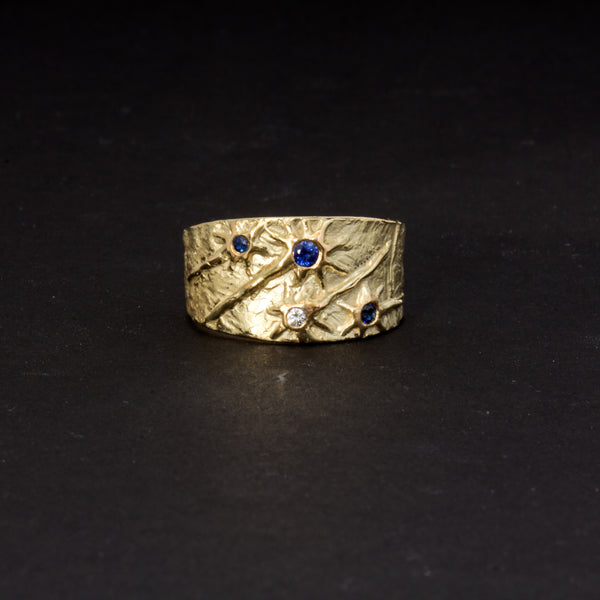 Ring 'Vulkan' aus Gelbgold mit Safiren und Brillant