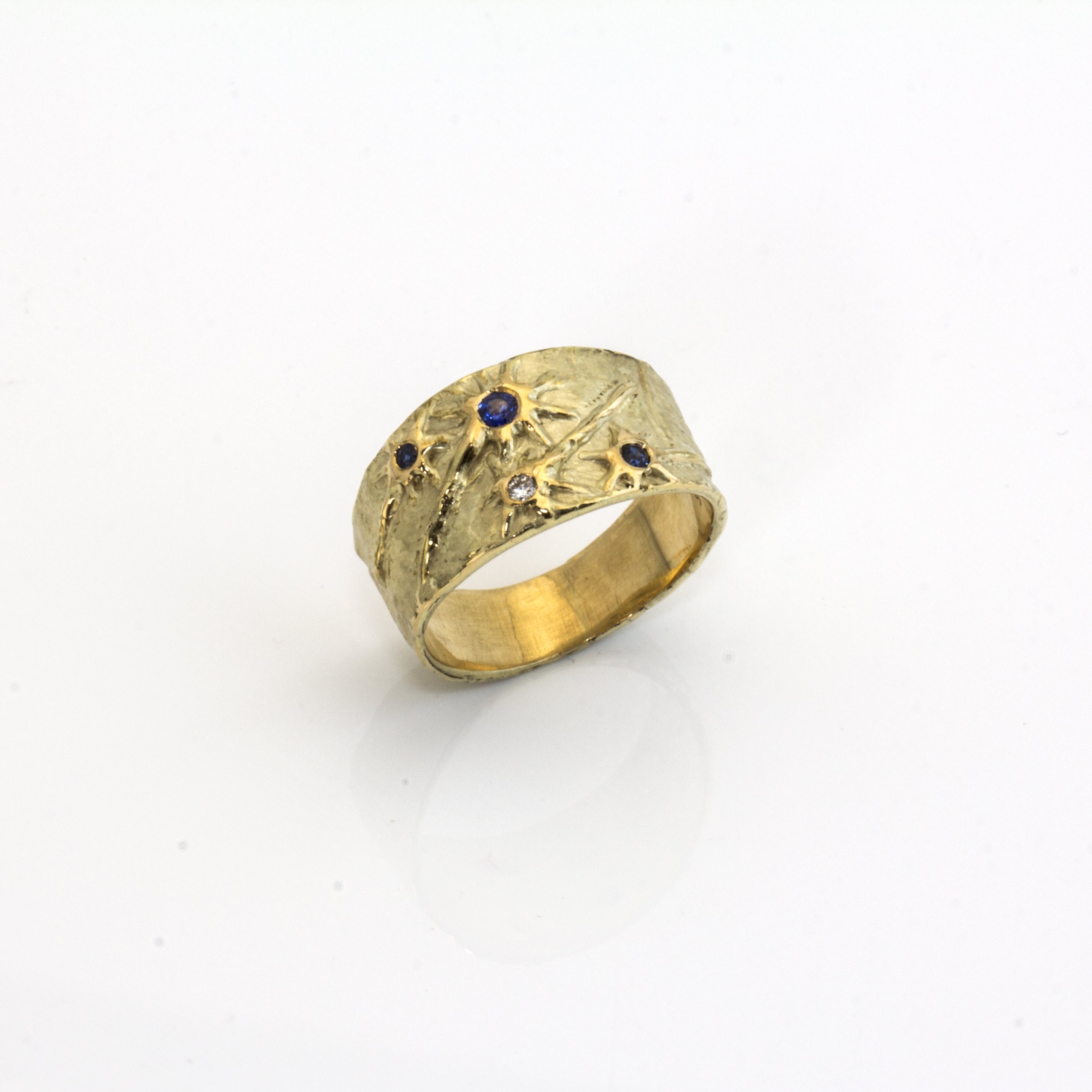 Ring 'Vulkan' aus Gelbgold mit Safiren und Brillant