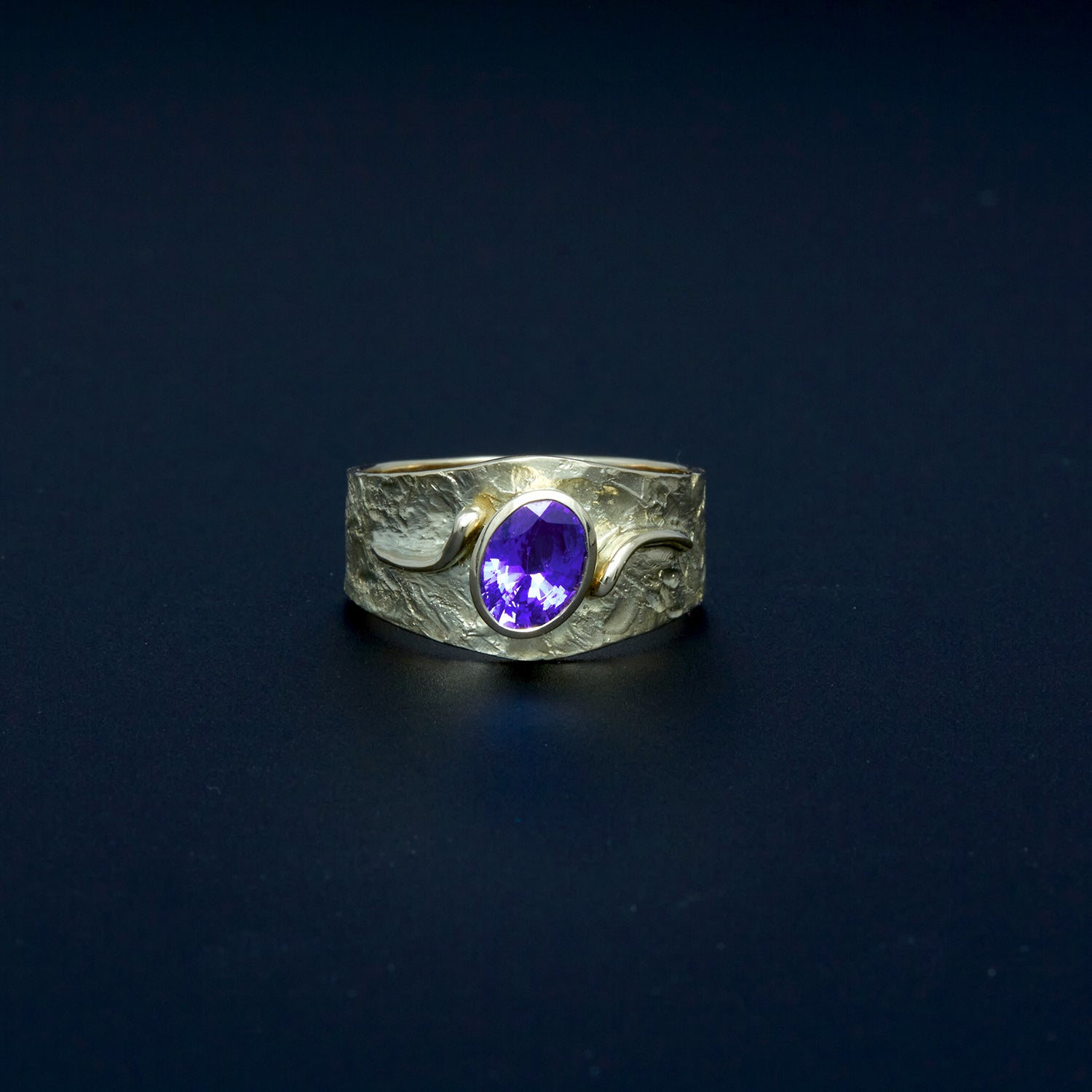 Gelbgoldring mit Ceylon-Saphir