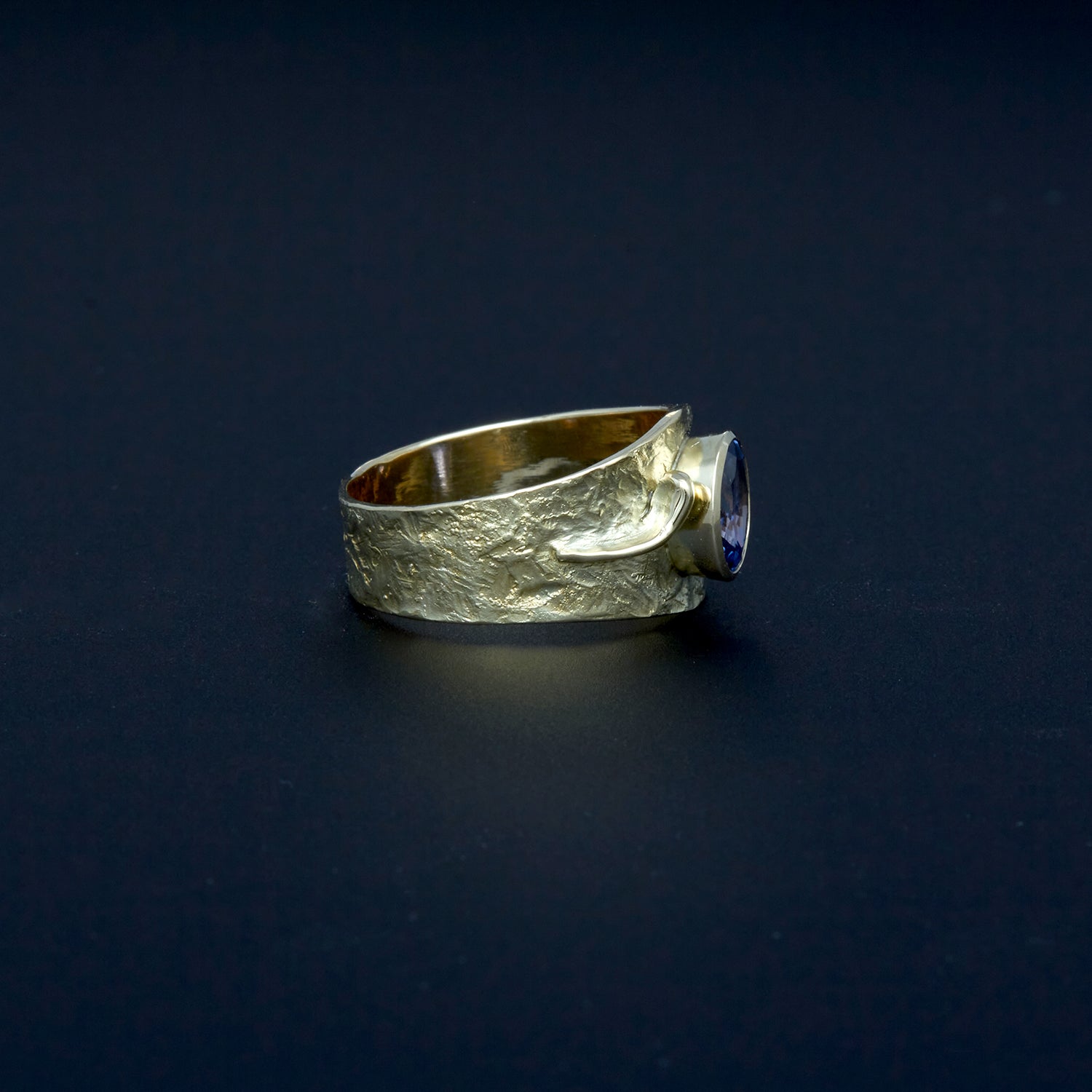 Gelbgoldring mit Ceylon-Saphir
