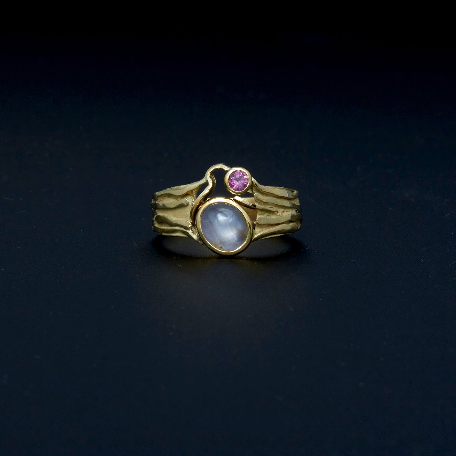 Gelbgoldring mit Stern-Safir und Rubin