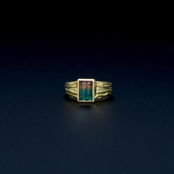 Gelbgoldring mit zweifarbigem Turmalin