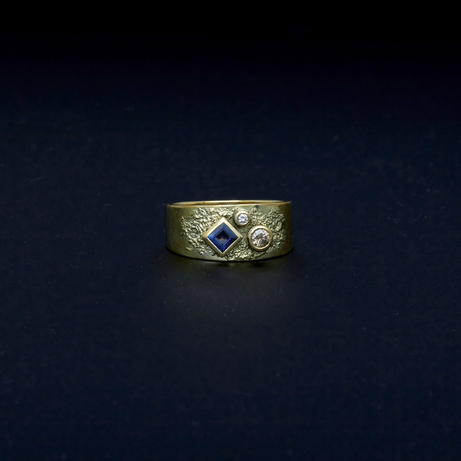 Gelbgoldring mit Safir & Brillant