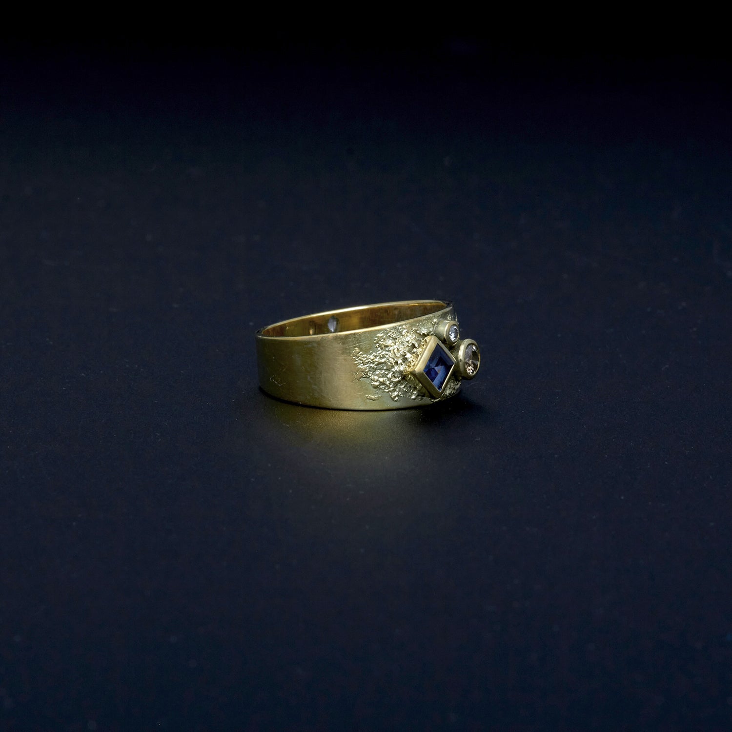 Gelbgoldring mit Safir & Brillant