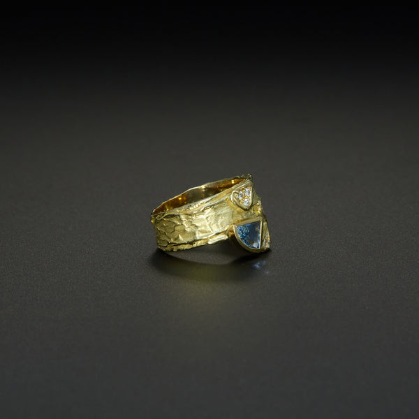 Schuppenring aus Gold mit Aquamarin und Brillanten