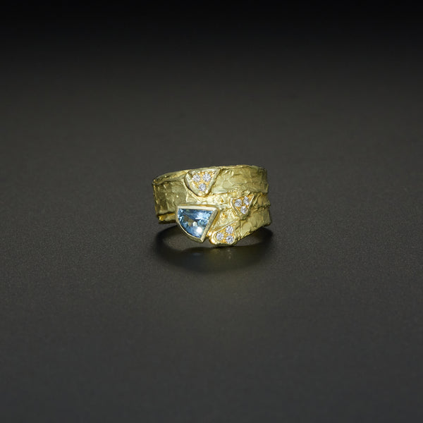 Schuppenring aus Gold mit Aquamarin und Brillanten