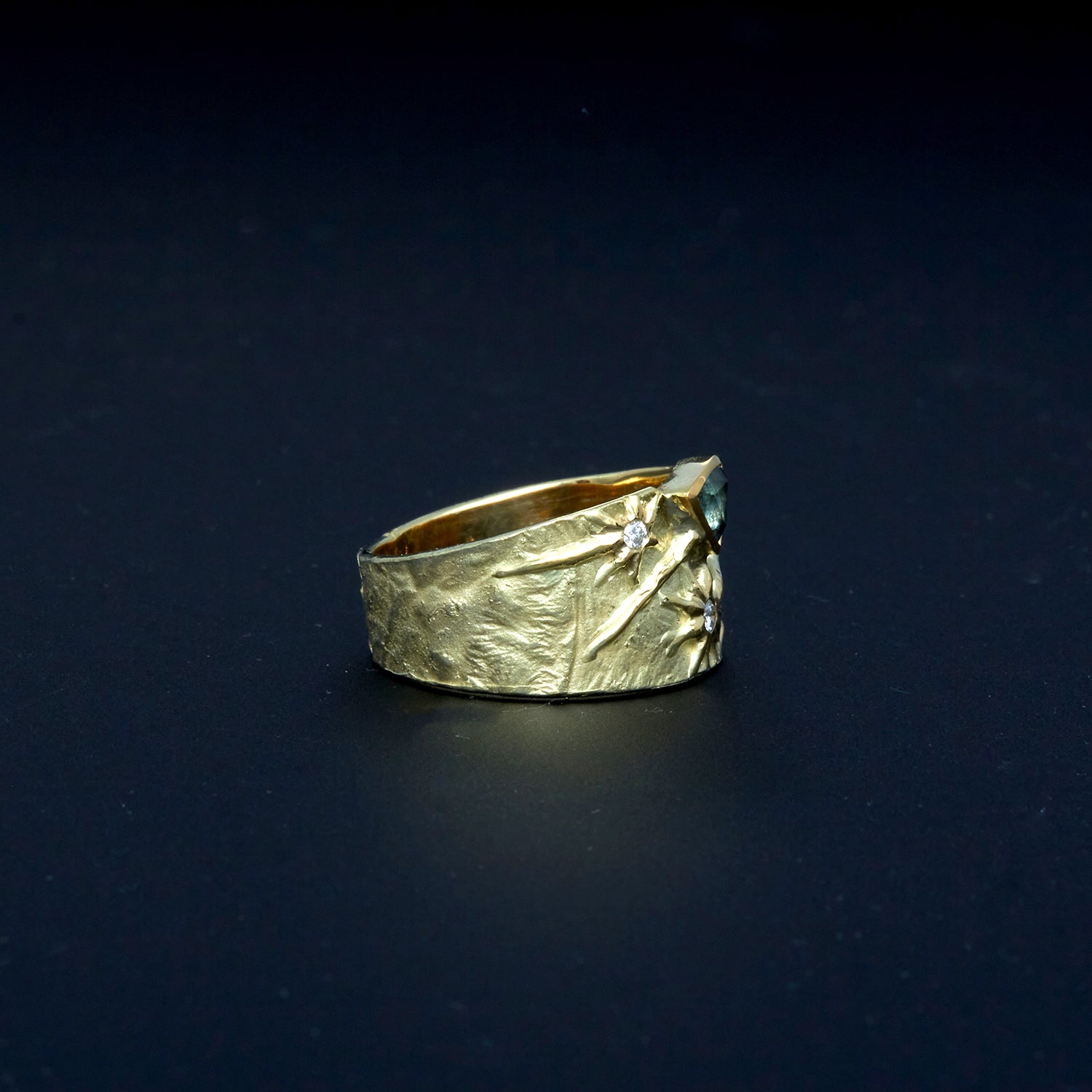 Ring 'Vulkan' aus Gelbgold mit Aquamarin Brillanten