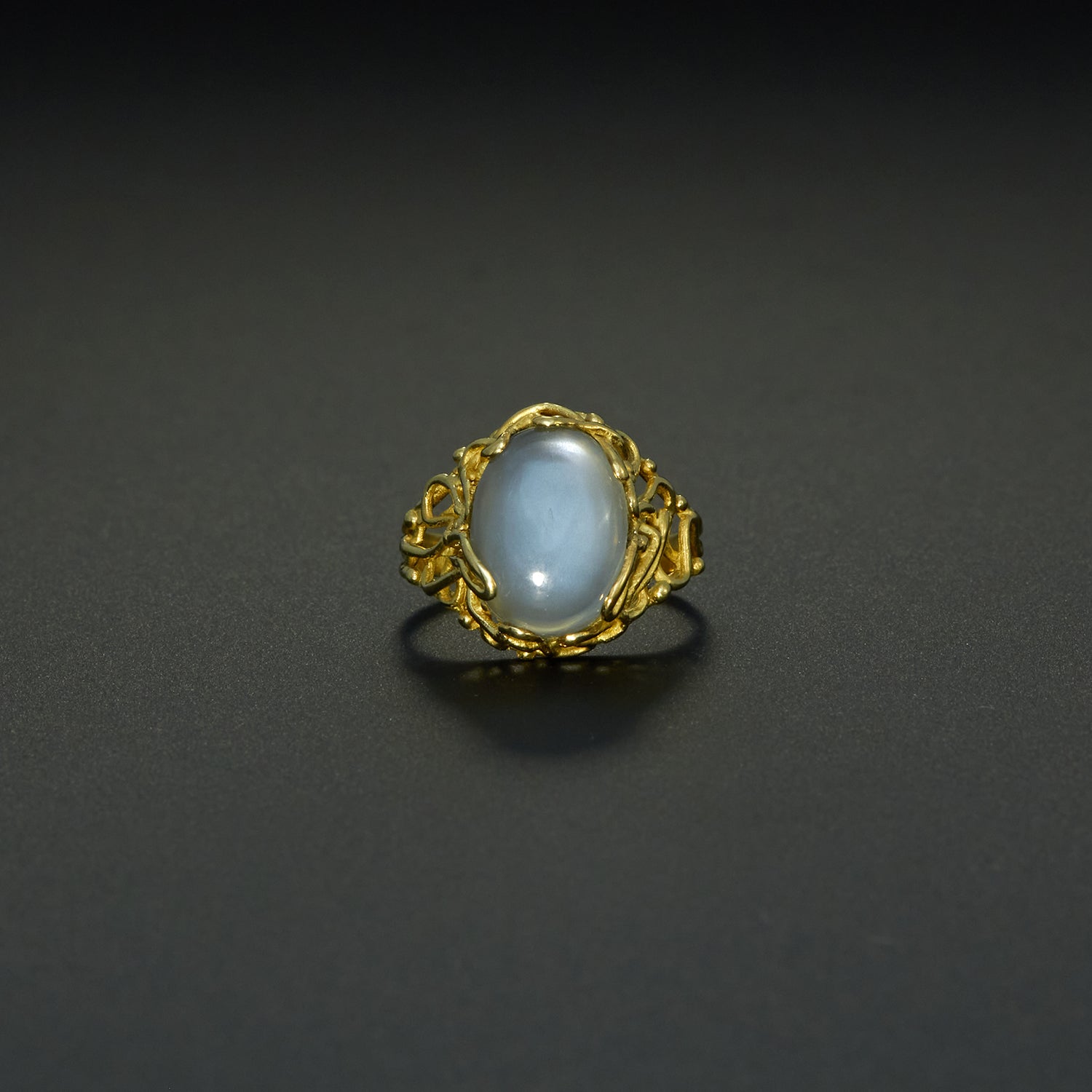 Ring mit Mondstein und Gelbgold