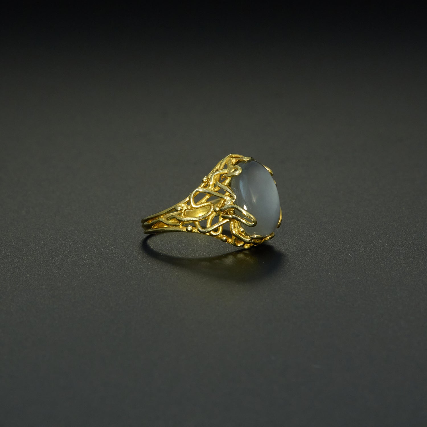 Ring mit Mondstein und Gelbgold