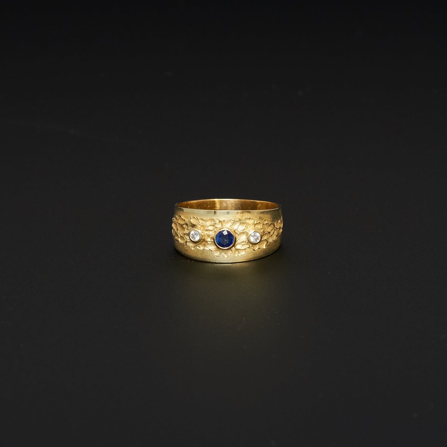 Ring aus Gelbgold mit Safir und Brillanten