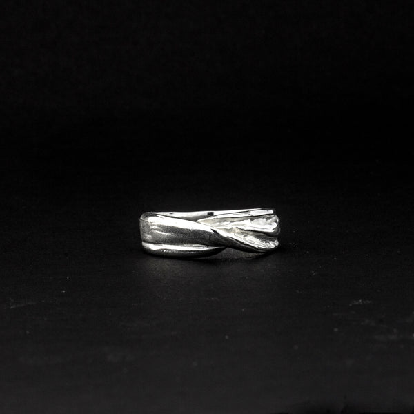 Ring mit 'Überwurf' in Silber
