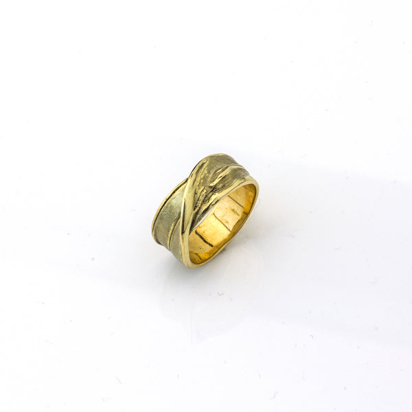 Ring mit 'Überwurf' aus Gelbgold