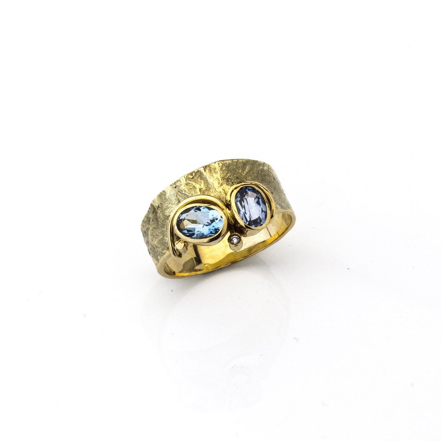 Ring 'Lava' aus Gelbgold mit Brillant und Aquamarin