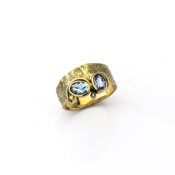 Ring 'Lava' aus Gelbgold mit Brillant und Aquamarin