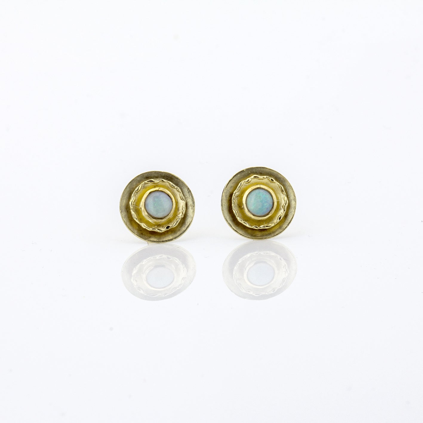 Ohrstecker 'Schalen' aus Gelbgold mit Opalen
