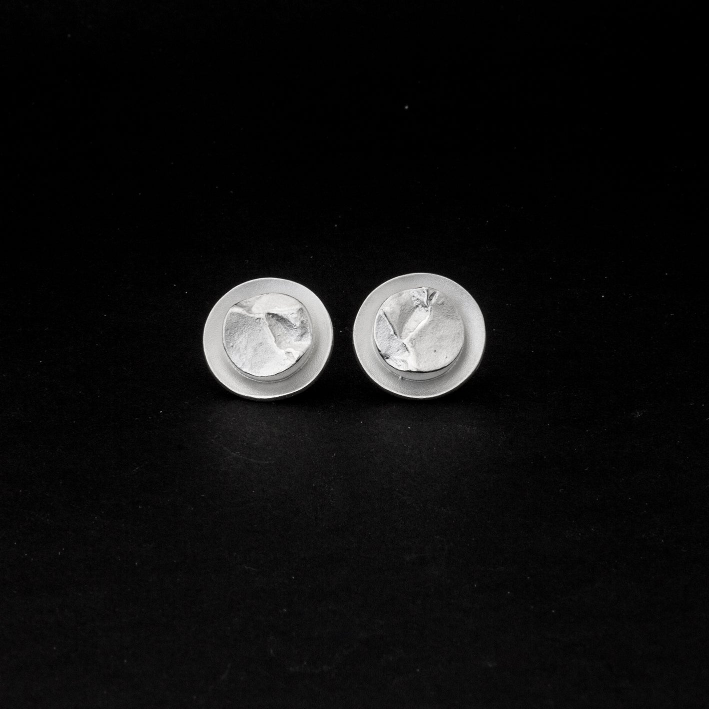 Ohrstecker 'Berge' mit Rand aus Sterling Silber